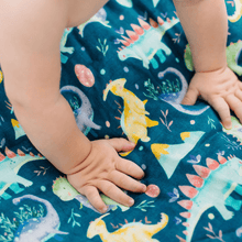 Charger l'image dans la galerie, Couverture en mousseline de bambou - Dinosaures - Moments ancrés
