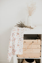 Charger l'image dans la galerie, Couverture en mousseline de bambou - La forêt enchantée - Moments ancrés