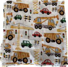 Charger l'image dans la galerie, Couverture en mousseline de bambou - Les camions de Simon - Moments ancrés