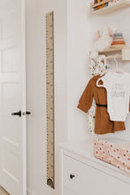 Charger l'image dans la galerie, Échelle de croissance en bois naturel - Moments ancrés