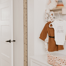 Charger l'image dans la galerie, Échelle de croissance en bois naturel - Moments ancrés