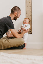 Charger l'image dans la galerie, Échelle de croissance en bois naturel - Moments ancrés